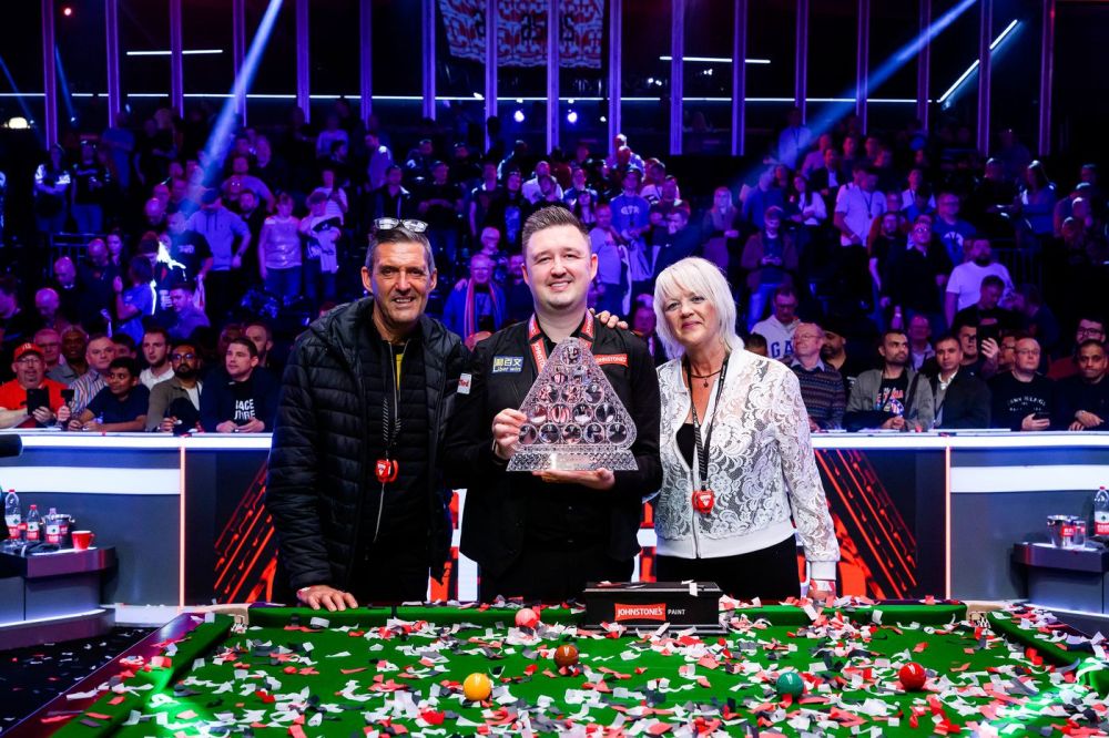 Kyren Wilson mit seinen Eltern: "Diese Trophäe hat sich meine Mutter schon immer gewünscht, Jetzt konnte ich sie endlich für sie gewinnen."