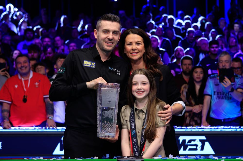 2025: Mark, Vikki und Sophie Selby mit der Ray Reardon Trophy 